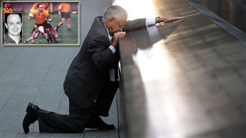 Ông Robert Peraza, người mất con trai Robert David Peraza trong vụ tấn công tòa tháp đôi Trung tâm Thương mại Thế giới vào ngày 11/9/2001, quỳ xuống để hôn lên tên con trai tại một hồ nước trong khu tưởng niệm vụ 11/9 nhân dịp tròn 10 năm vụ khủng bố này. Đây chính là vị trí của một trong hai tòa tháp trước đây. Ảnh nhỏ là phía trên là nạn nhân Robert David Peraza. Ảnh: AP
